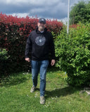 Urban Rise Hoodie - Unisex - Schwarz mit weißem Logo