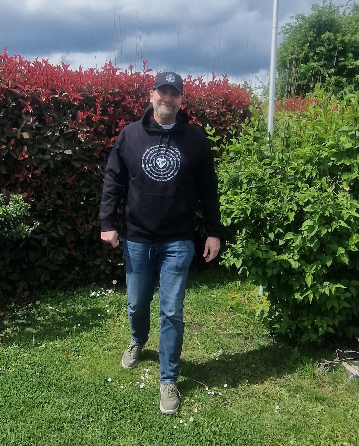 Urban Rise Hoodie - Unisex - Schwarz mit weißem Logo