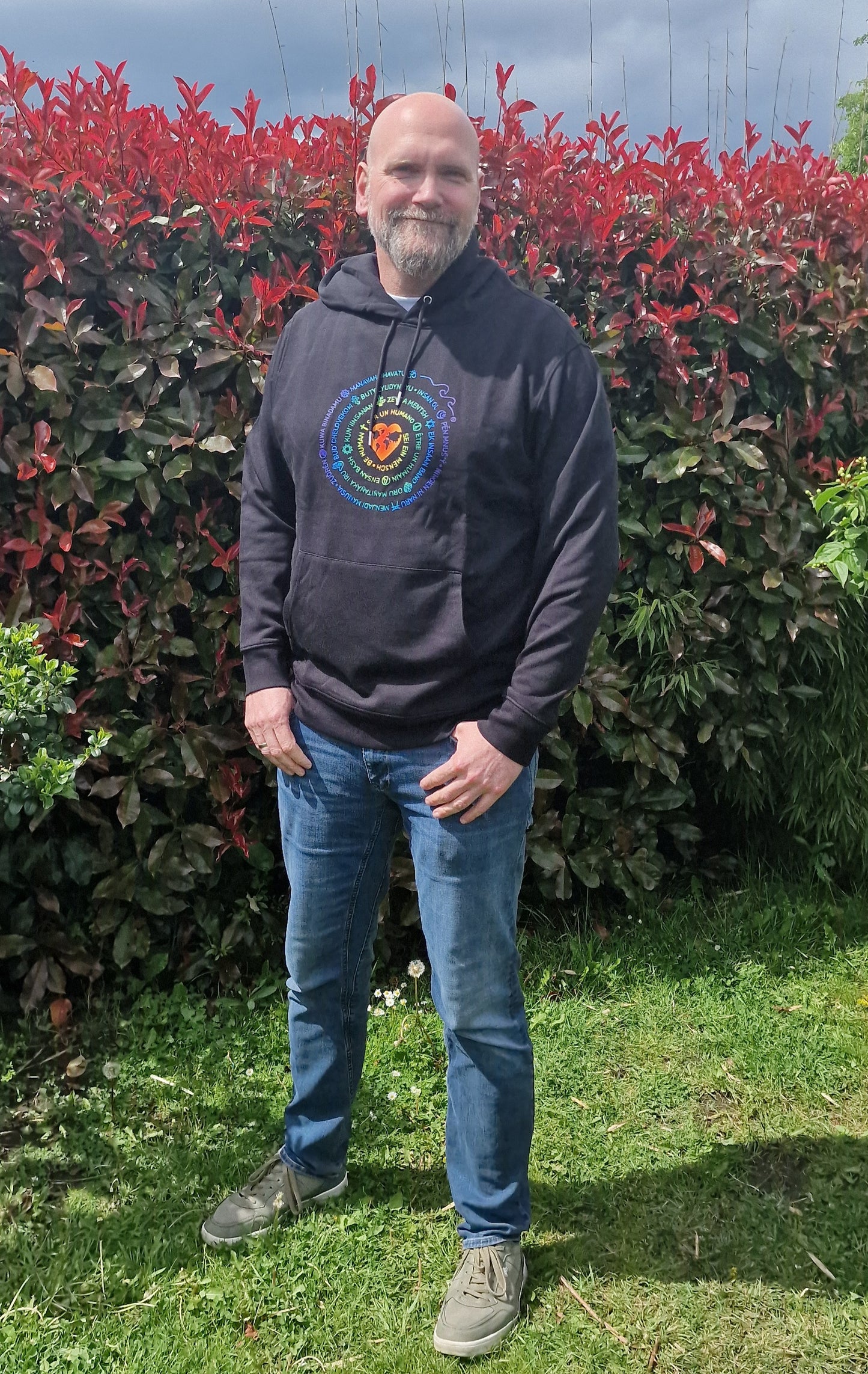 Urban Rise Hoodie - Unisex - Schwarz mit Rainbow Logo