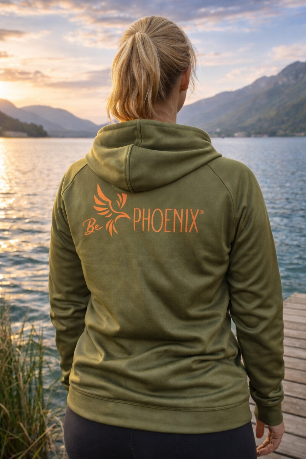 Ocean Rise Hoodie - Women  - Grün mit orangefarbenem Logo