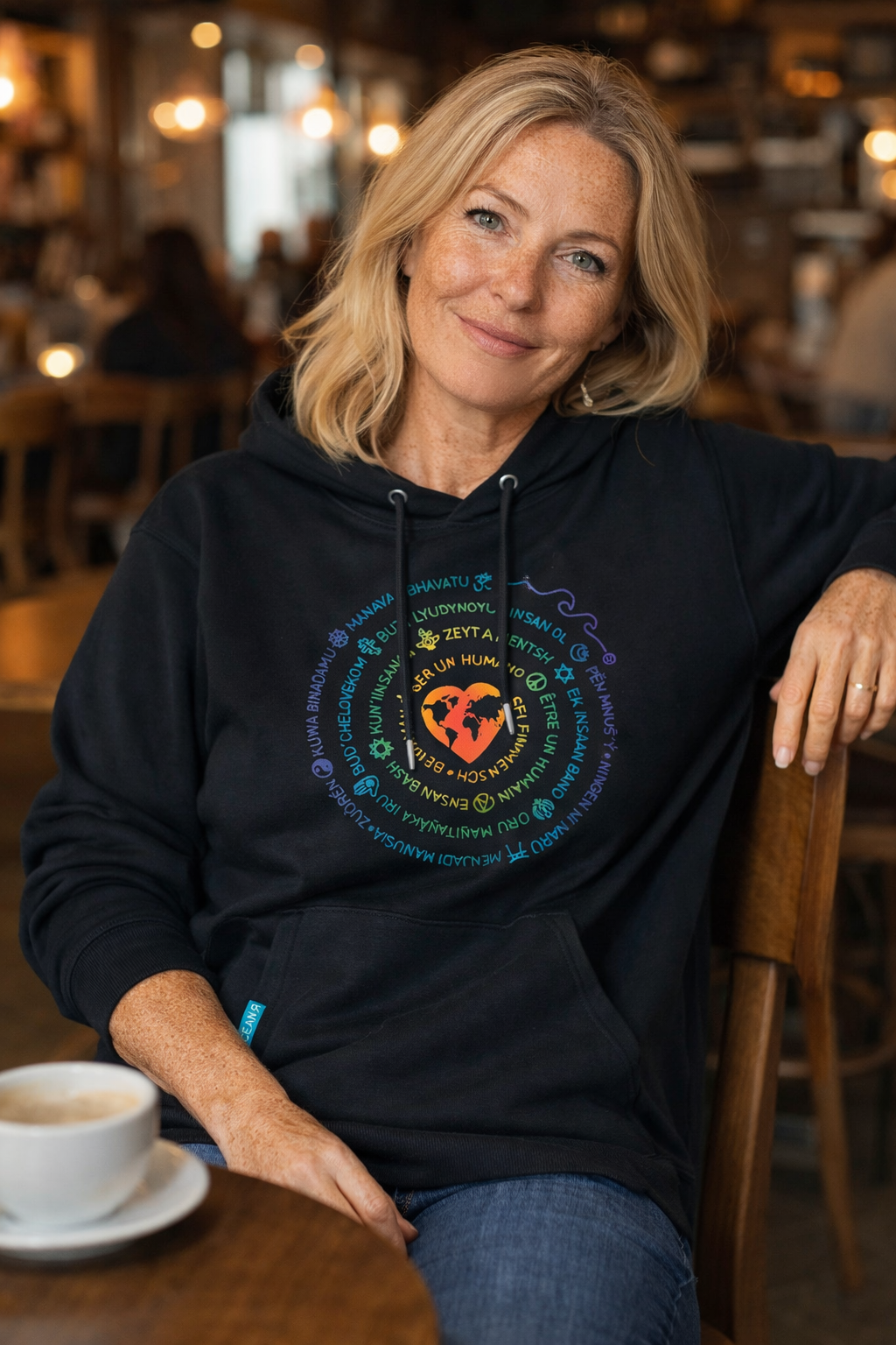 Urban Rise Hoodie - Unisex - Schwarz mit Rainbow Logo
